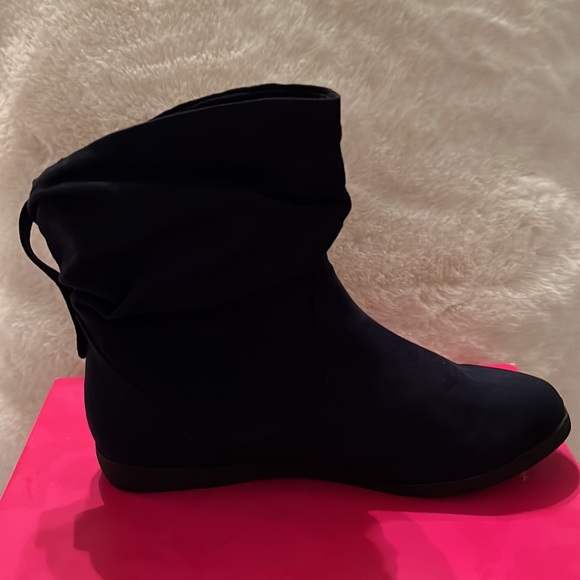 NWOT: SO Navy Blue ankle slouch flat booties. Size 6.5M - Picture 5 of 7